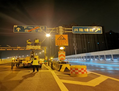 扬州郑州市北三环彩虹桥交通标志牌安装现场